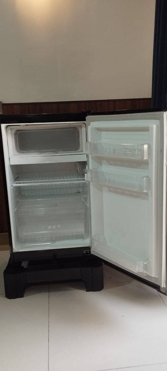 Refrigerator 1100 PEL Life – Excellent Condition! 9