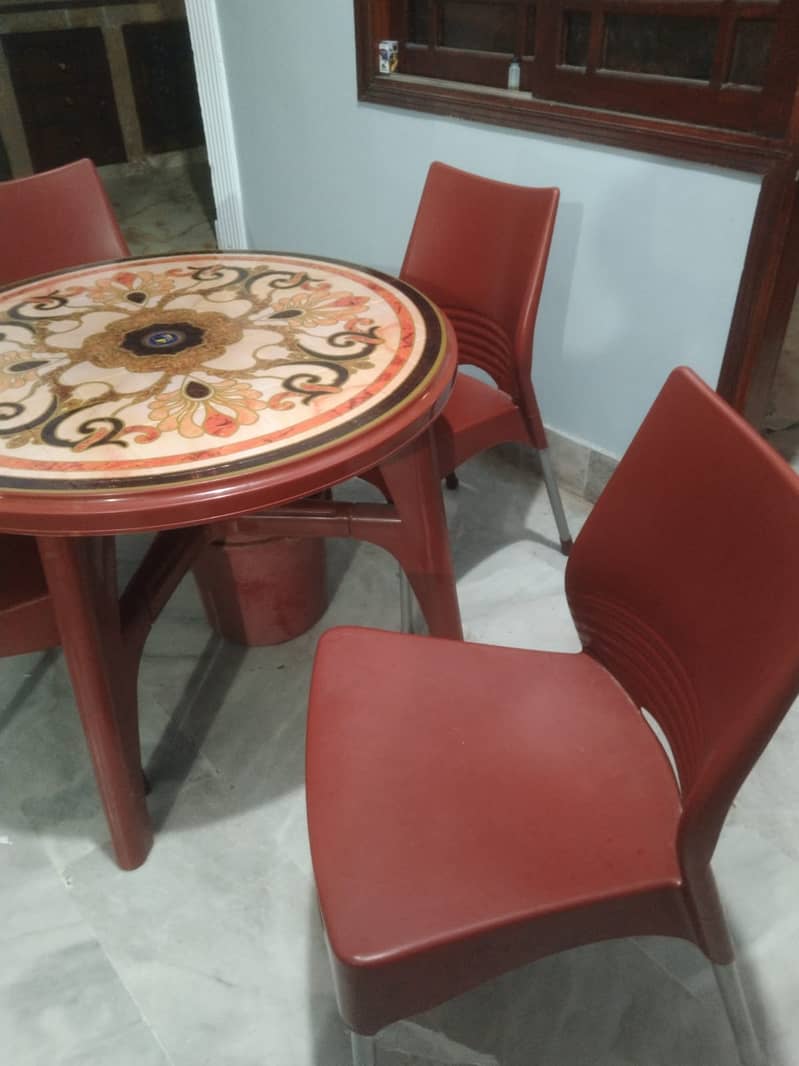 PLASTIC FOLDABLE DINING TABLE WITH 4 CHAIRS 1