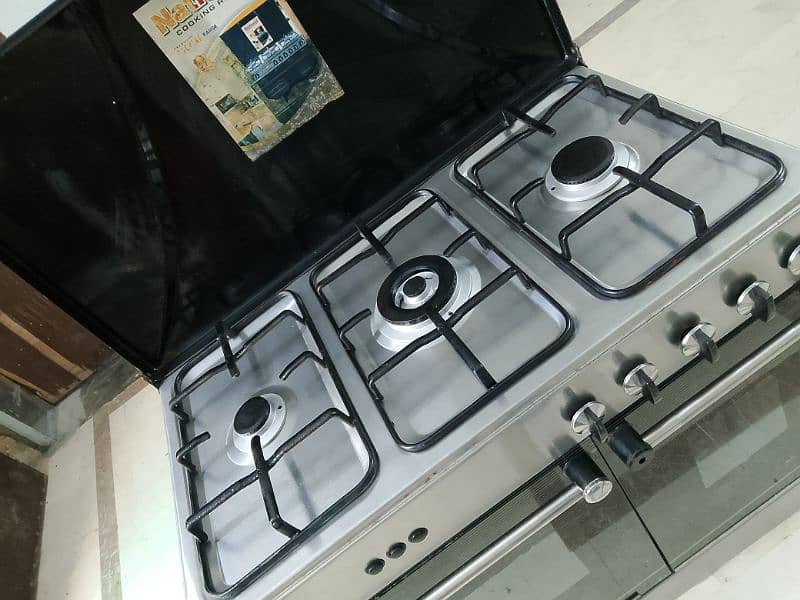 3burnar Cooking Range for Sale . Call 0320-4671404 0