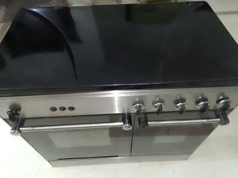 3burnar Cooking Range for Sale . Call 0320-4671404 1