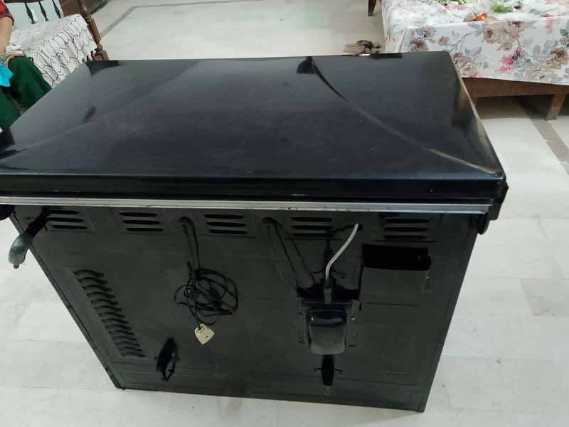 3burnar Cooking Range for Sale . Call 0320-4671404 2