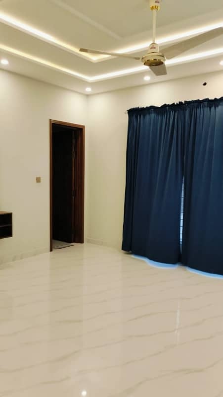 Flat For rent Is Readily Available In Prime Location Of Bahria Town - Overseas B 4