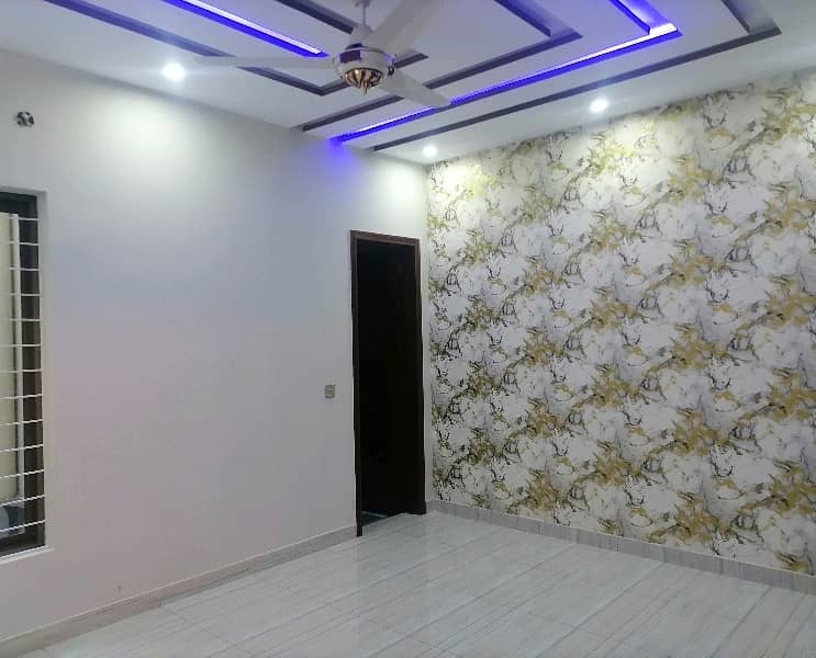 Johar Town Phase 2, 6 Marla House Up For Sale 5