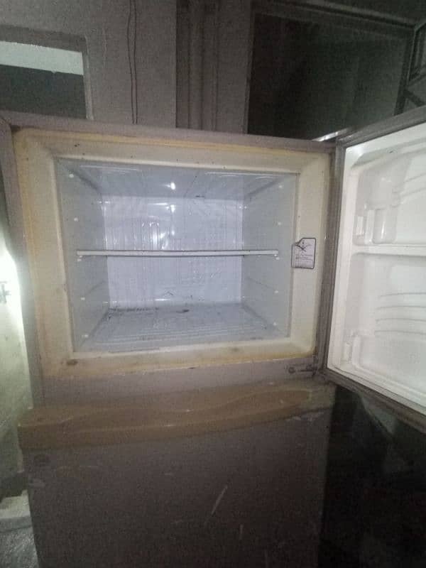 FRIDGE FOR SALE COOLING ME A ONE HA 4