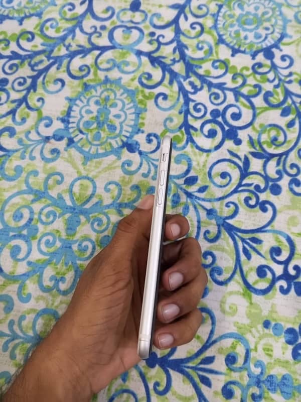 IPhone SE 2020 64gb factory unlock 4months sim time available 3