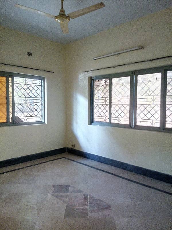 G11 25-50 Upper Portion For Rent Near Park 3