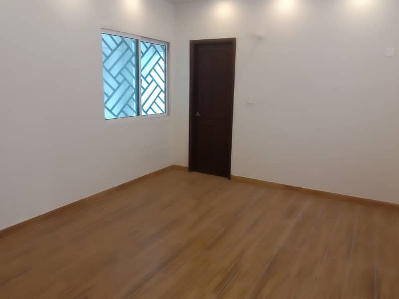 WELL MAINTAINED 3 BED DD AVAILABLE FOR RENT MAIN TARIQ ROAD 5