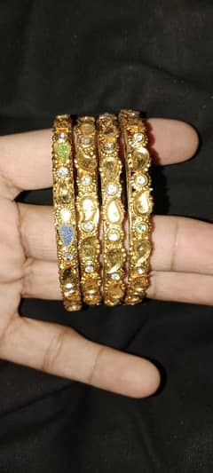 jis ki yea Artificial jewelery hay wo urgently sale kr rahi hay