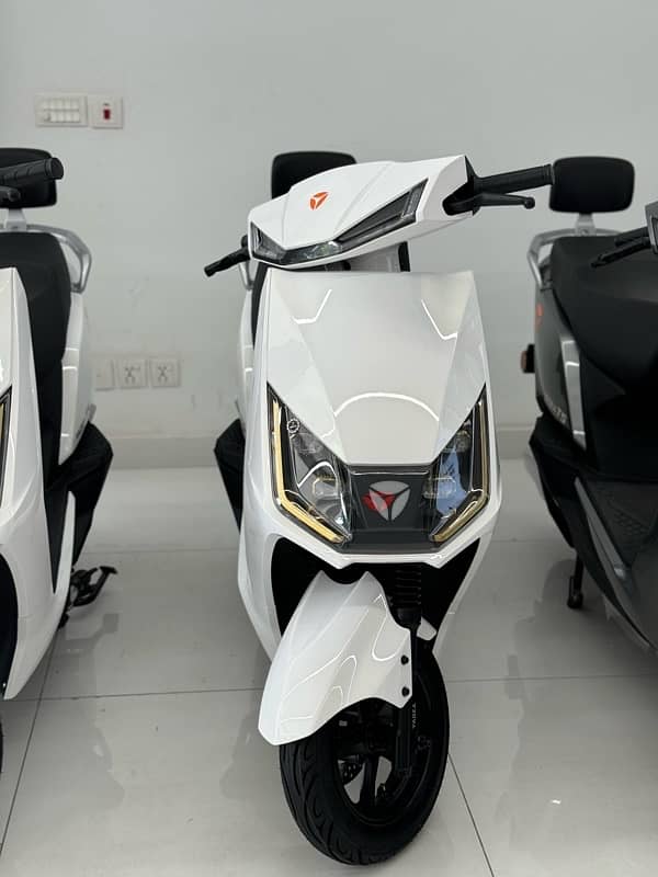 YADEA T5 Electric Scooter 1