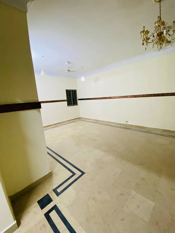 3 bedrooms unfurnished apartment Available for Rent in F-11 MARKAZ 8