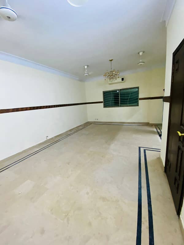 3 bedrooms unfurnished apartment Available for Rent in F-11 MARKAZ 11