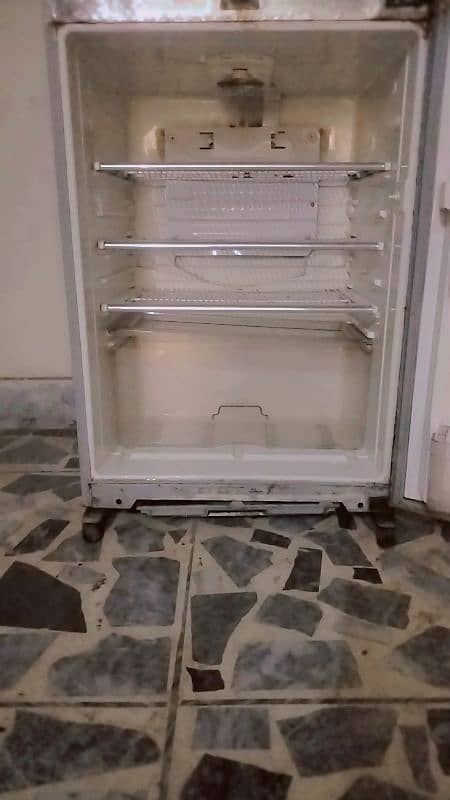 Dawlance medium size fridge 3