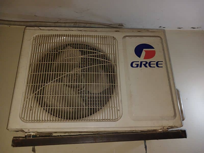 Gree A/C 1 Ton in black colour in used 2