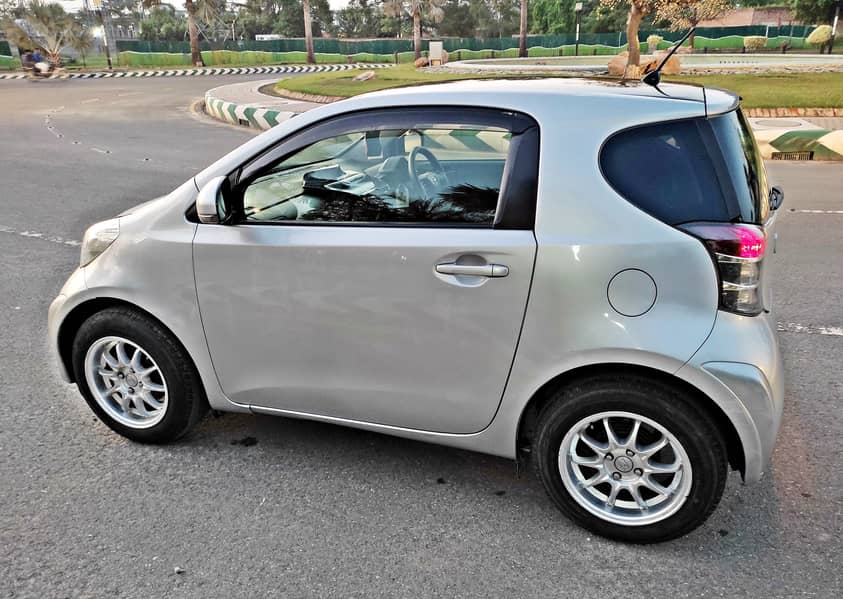 Toyota iQ 2012 6