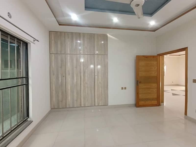 10Marla Lower Portion Available For Rent in AA Block Bahria Town Lahore 0