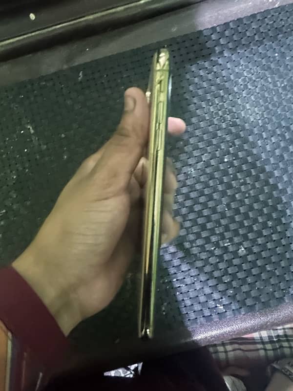 iPhone XS Max  Golden colour 3