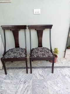 4 pcs of dinning chairs