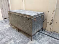 Trunk Paiti with Stand