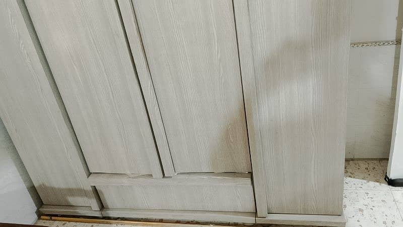 Almari with excellent condition pure wood chip board is not use 3