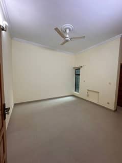 VIP portion for rent on VIP location extension 3bed TV lounge darwing room dayning room kichan bijli gas miter seprat