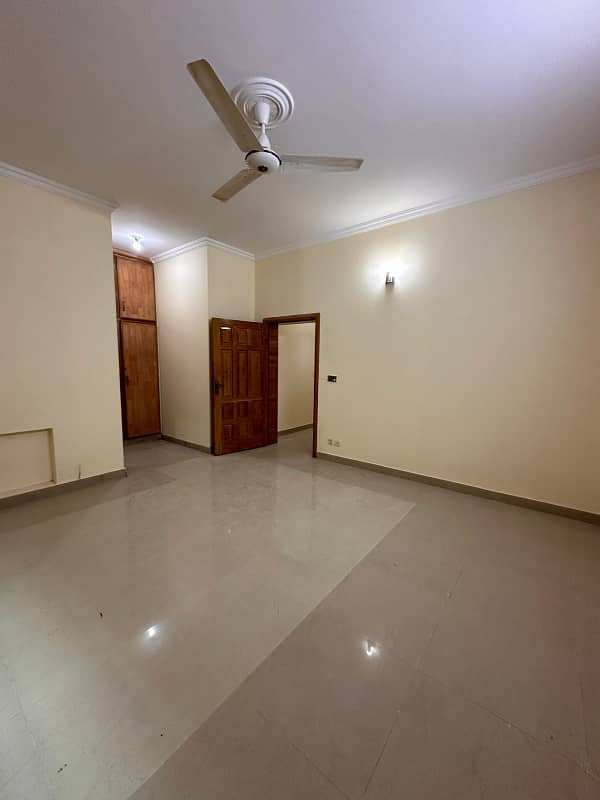 VIP portion for rent on VIP location extension 3bed TV lounge darwing room dayning room kichan bijli gas miter seprat 1