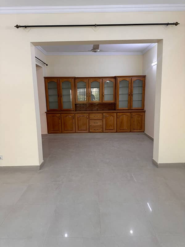 VIP portion for rent on VIP location extension 3bed TV lounge darwing room dayning room kichan bijli gas miter seprat 5