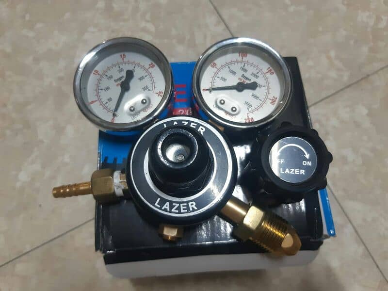 OXYGEN / NITROGEN Regulator. 3