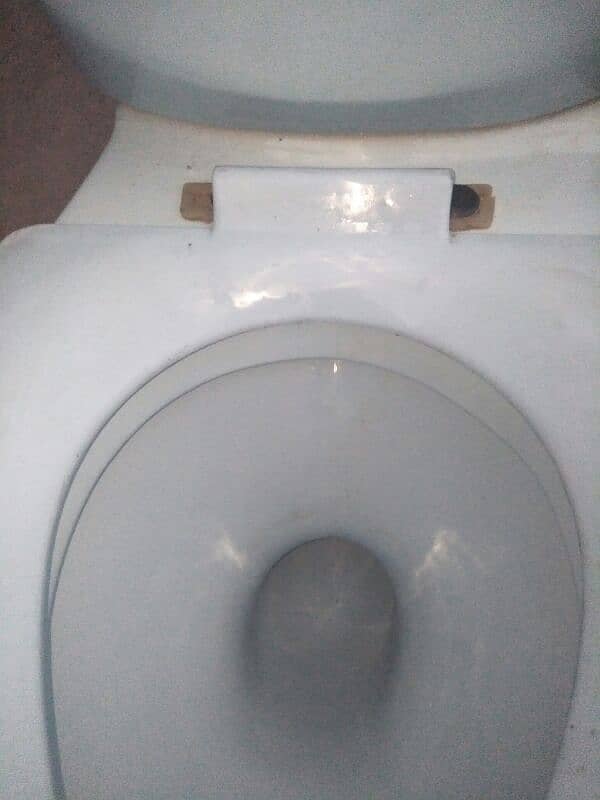 Porcelain Toilet Commode 1