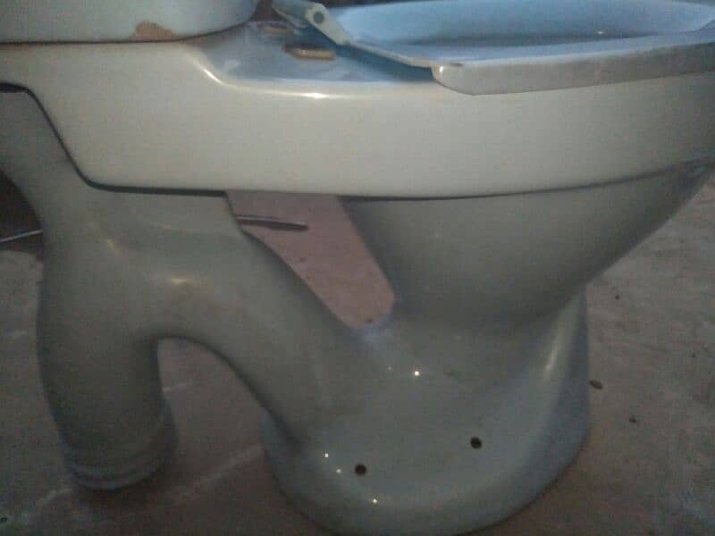 Porcelain Toilet Commode 3