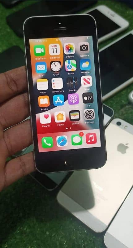 iPhone 5 se/64/gb PTA approved 0340=3549=361 my WhatsApp number i 3