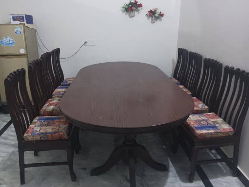 8 chair dinning table v nice condition 0