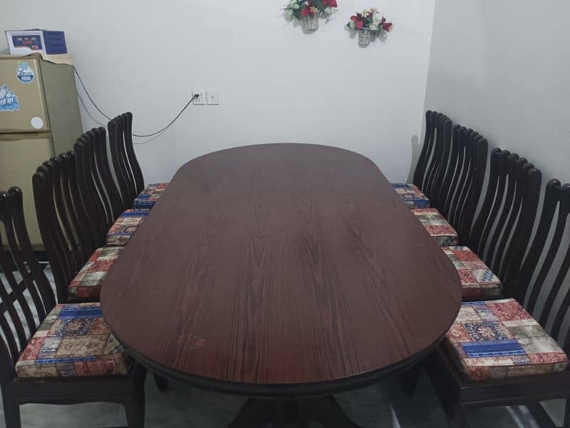 8 chair dinning table v nice condition 1