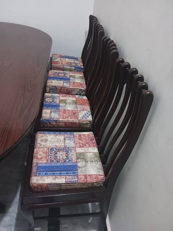 8 chair dinning table v nice condition 2