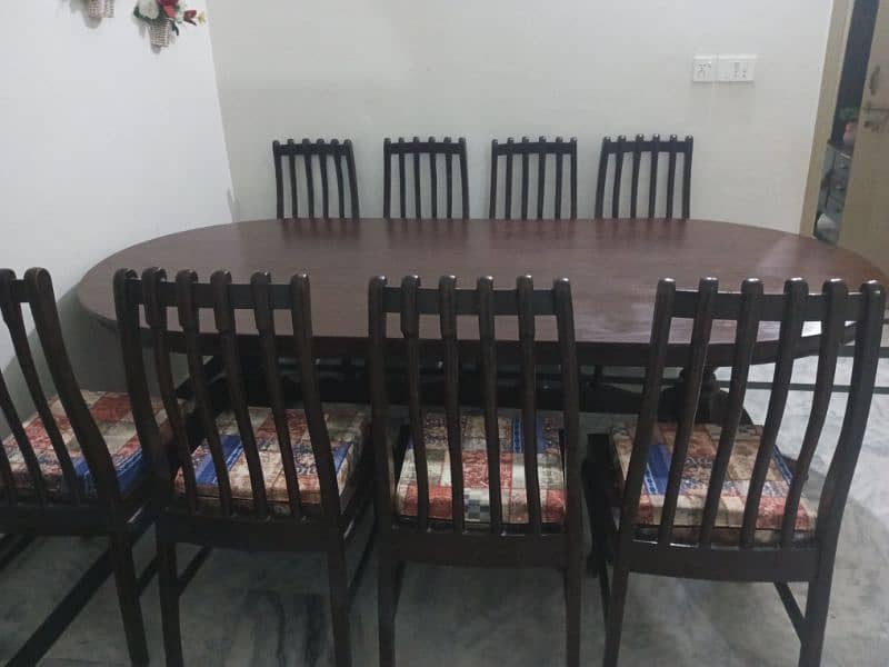 8 chair dinning table v nice condition 4