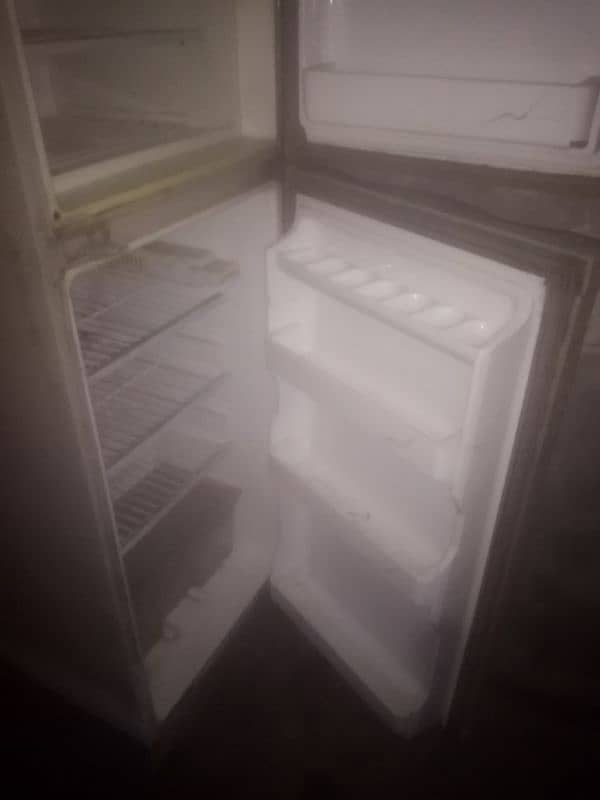 dawlance small saize fridge 3