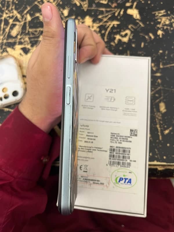 vivo y21 with box 2