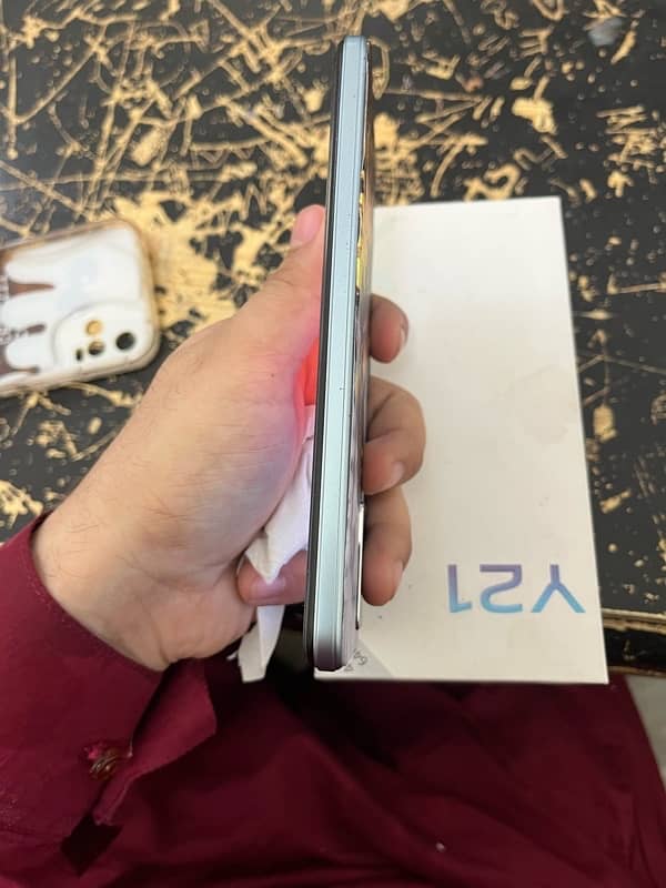 vivo y21 with box 3