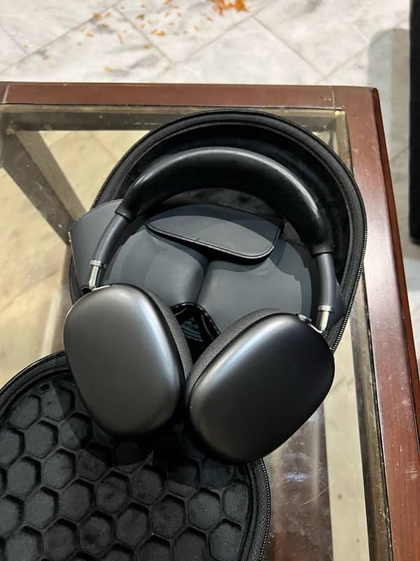 AirPods Max - Space Black 1