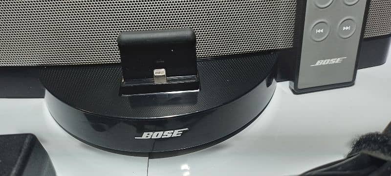 Bose Bluetooth docking system III with original charger. 1