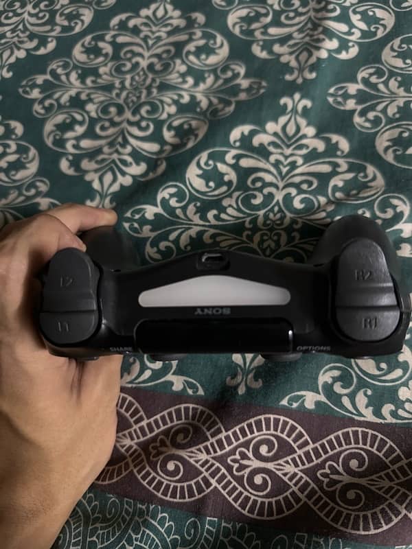 AN ORIGINAL PS4 CONTROLLER 1