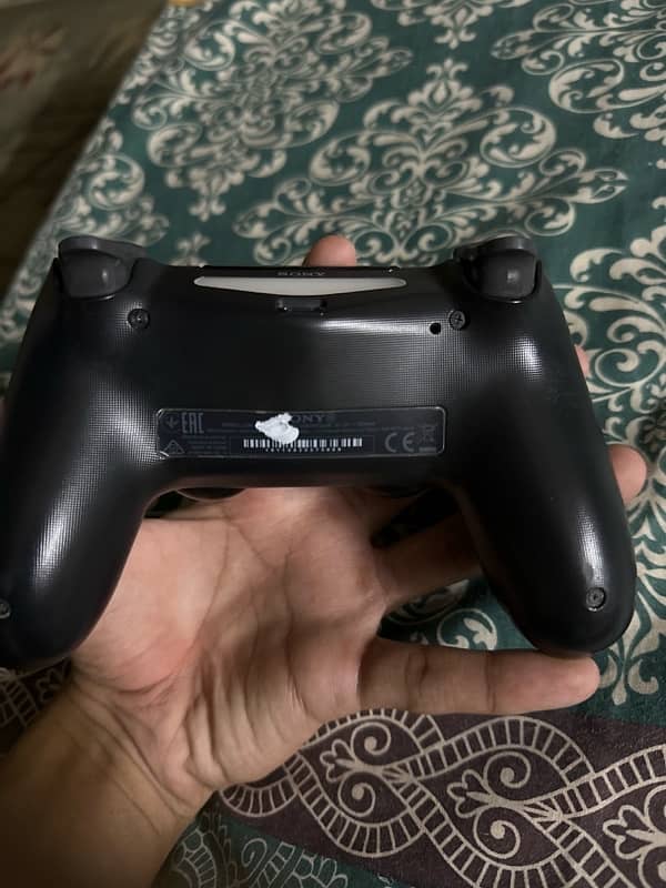 AN ORIGINAL PS4 CONTROLLER 2