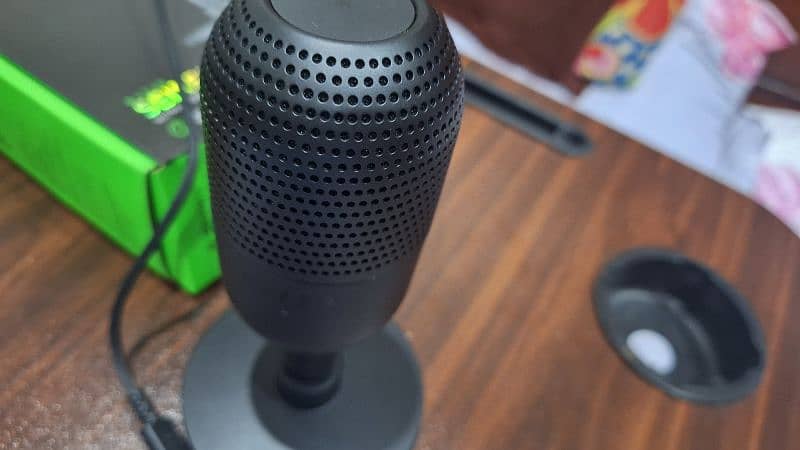 Original Razer Seiren V3 Mini 4