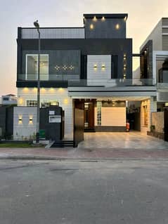 10 Marla Designer House Available For Rent 0