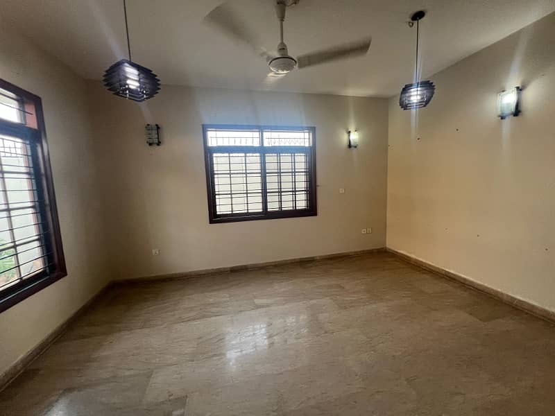 300 Yards Well Maintained Bungalow For Rent 0