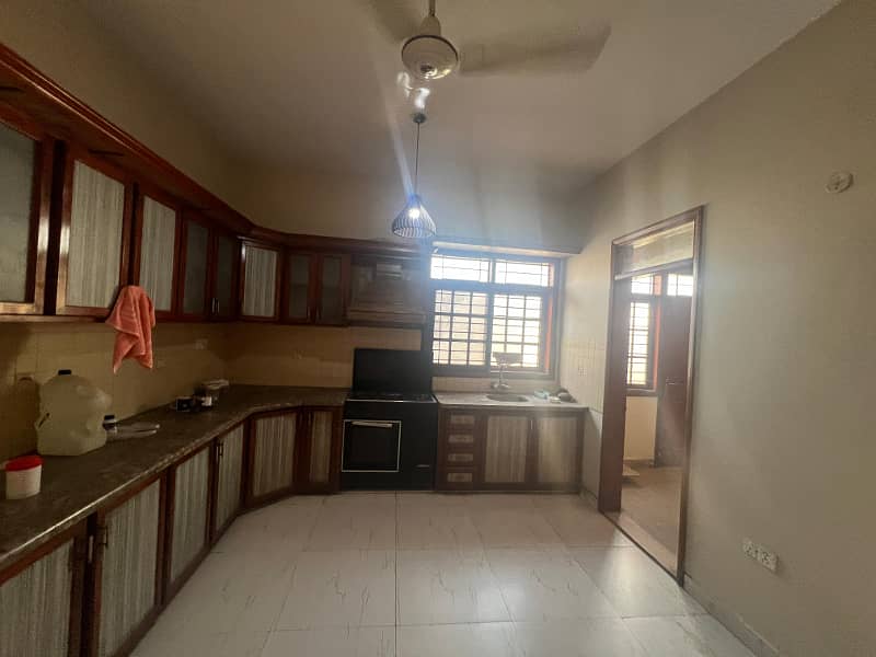 300 Yards Well Maintained Bungalow For Rent 1