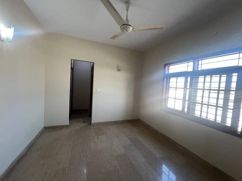 300 Yards Well Maintained Bungalow For Rent 11