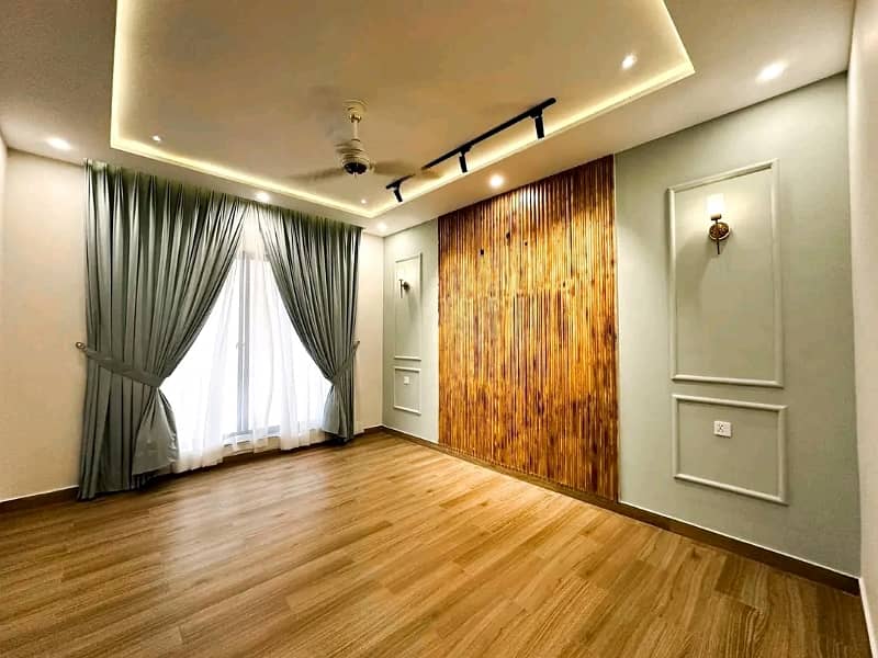 10 Marla Designer House Available For Rent 5