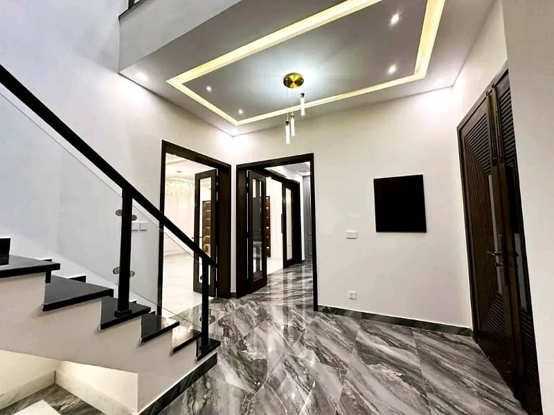 10 Marla Designer House Available For Rent 17