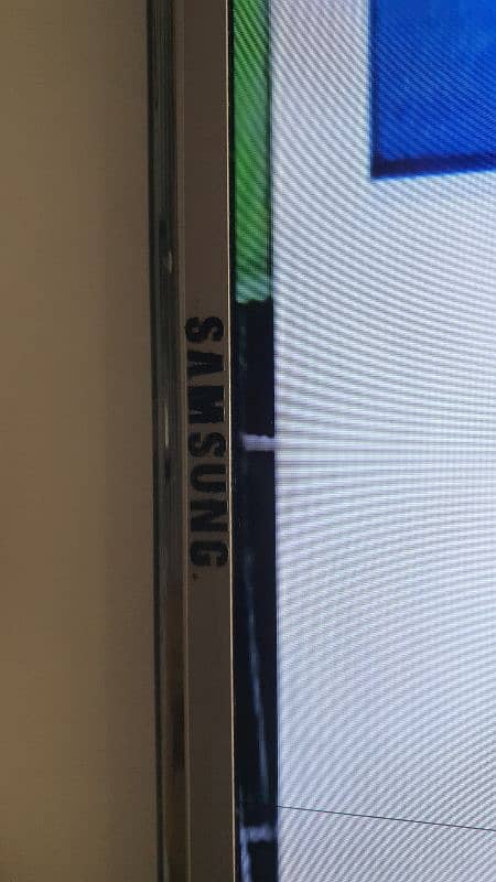 m selling samsung led 52 inch LCD achi condition 10/9 with box 3