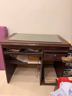 computer table in good condition